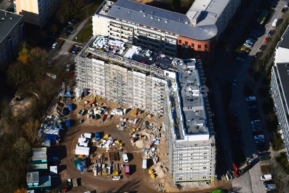 Luftaufnahme Berlin - Baustelle zum Neubau einer Mehrfamilienhaus-Wohnanlage im Ortsteil Hellersdorf in Berlin, Deutschland
