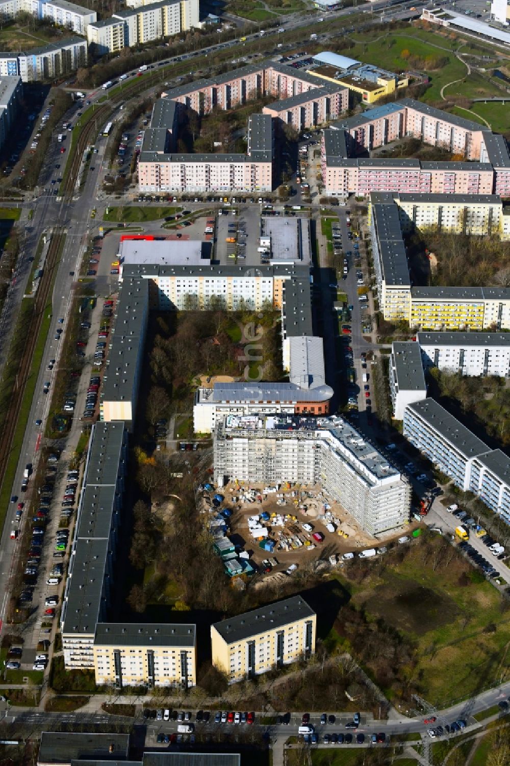 Berlin aus der Vogelperspektive: Baustelle zum Neubau einer Mehrfamilienhaus-Wohnanlage im Ortsteil Hellersdorf in Berlin, Deutschland