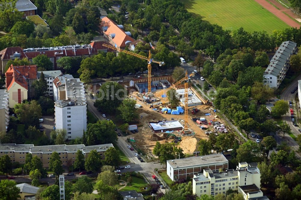 Berlin aus der Vogelperspektive: Baustelle zum Neubau einer Mehrfamilienhaus-Wohnanlage im Ortsteil Lankwitz in Berlin, Deutschland