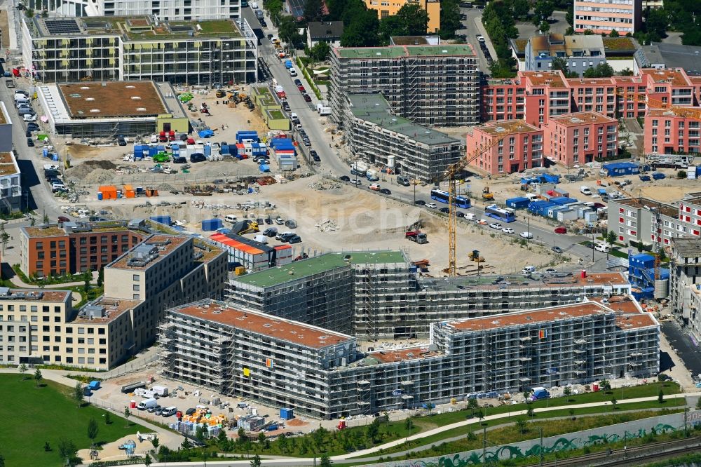 München von oben - Baustelle zum Neubau einer Mehrfamilienhaus-Wohnanlage im Ortsteil Pasing-Obermenzing in München im Bundesland Bayern, Deutschland