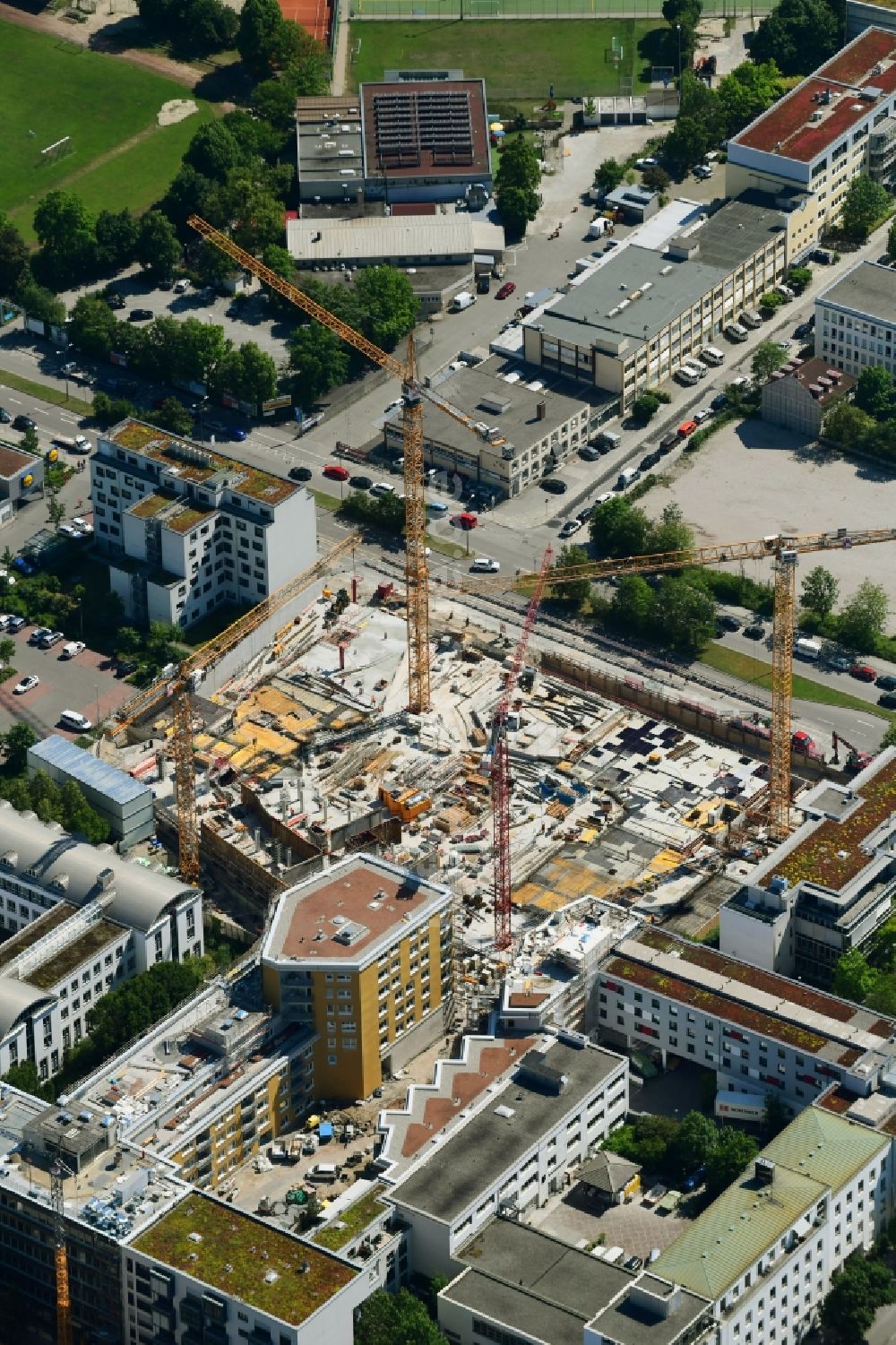 München von oben - Baustelle zum Neubau einer Mehrfamilienhaus-Wohnanlage im Ortsteil Sendling-Westpark in München im Bundesland Bayern, Deutschland