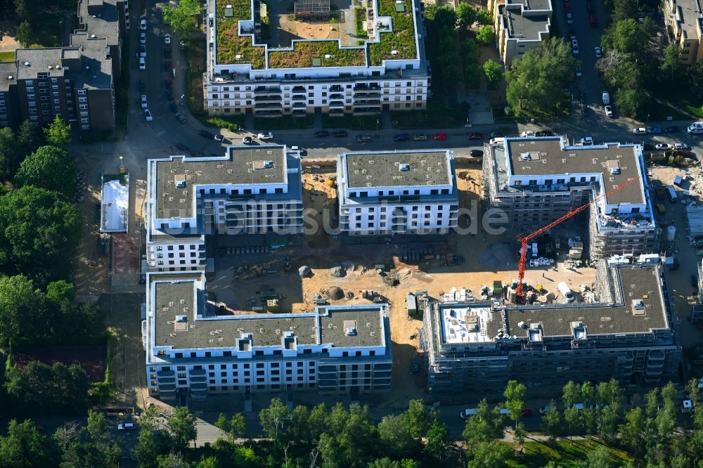 Luftaufnahme Berlin - Baustelle zum Neubau einer Mehrfamilienhaus-Wohnanlage im Ortsteil Wittenau in Berlin, Deutschland