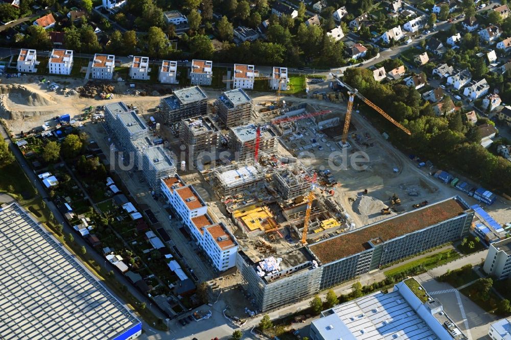 Luftaufnahme München - Baustelle zum Neubau einer Mehrfamilienhaus-Wohnanlage Paosopark im Ortsteil Freiham in München im Bundesland Bayern, Deutschland