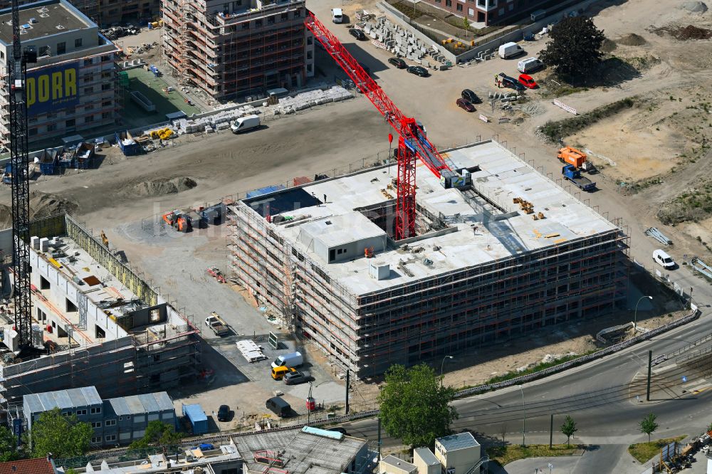 Berlin von oben - Baustelle zum Neubau einer Mehrfamilienhaus-Wohnanlage Parkstadt Karlshorst in Berlin, Deutschland