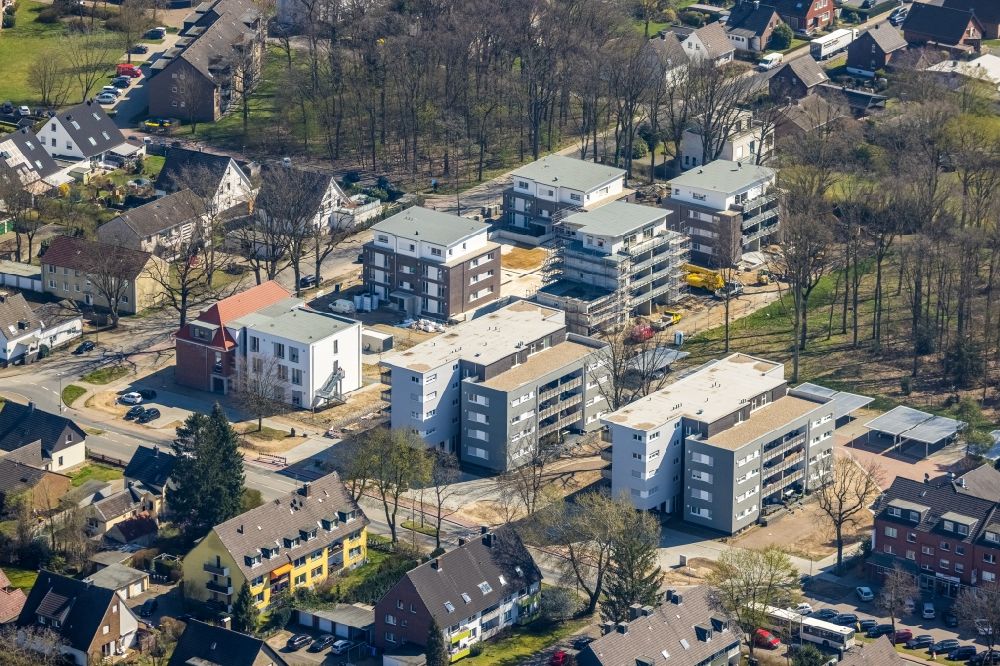 Luftbild Voerde (Niederrhein) - Baustelle zum Neubau einer Mehrfamilienhaus-Wohnanlage Pestalozziquartier in Voerde (Niederrhein) im Bundesland Nordrhein-Westfalen, Deutschland
