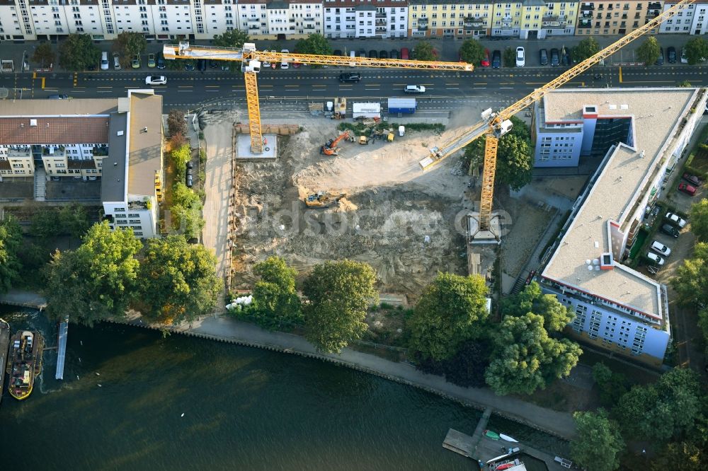 Berlin von oben - Baustelle zum Neubau einer Mehrfamilienhaus-Wohnanlage Pier 101 in Berlin, Deutschland