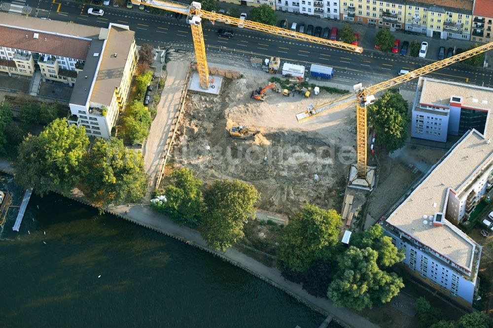 Berlin aus der Vogelperspektive: Baustelle zum Neubau einer Mehrfamilienhaus-Wohnanlage Pier 101 in Berlin, Deutschland