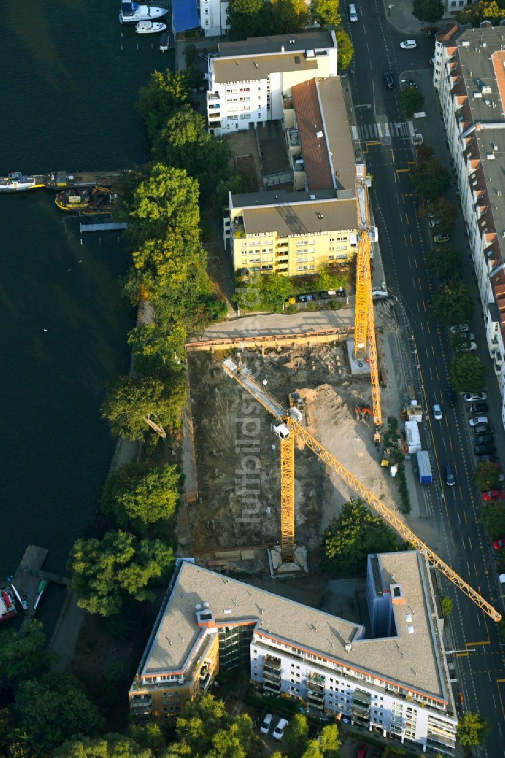 Luftaufnahme Berlin - Baustelle zum Neubau einer Mehrfamilienhaus-Wohnanlage Pier 101 in Berlin, Deutschland
