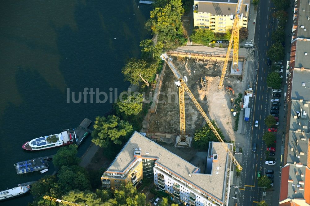 Berlin von oben - Baustelle zum Neubau einer Mehrfamilienhaus-Wohnanlage Pier 101 in Berlin, Deutschland