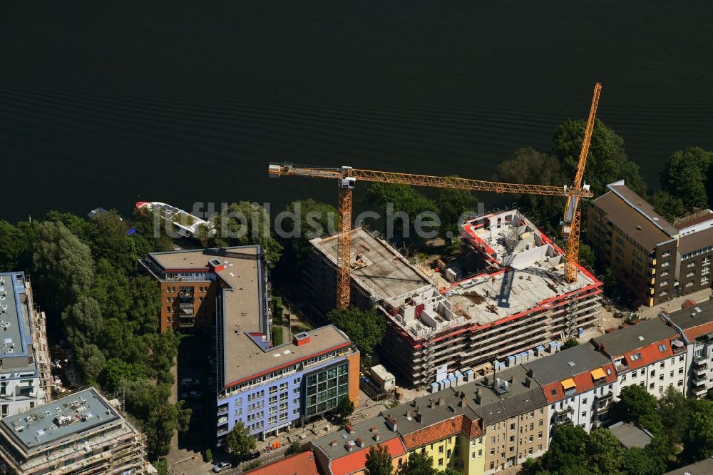 Berlin aus der Vogelperspektive: Baustelle zum Neubau einer Mehrfamilienhaus-Wohnanlage Pier 101 in Berlin, Deutschland