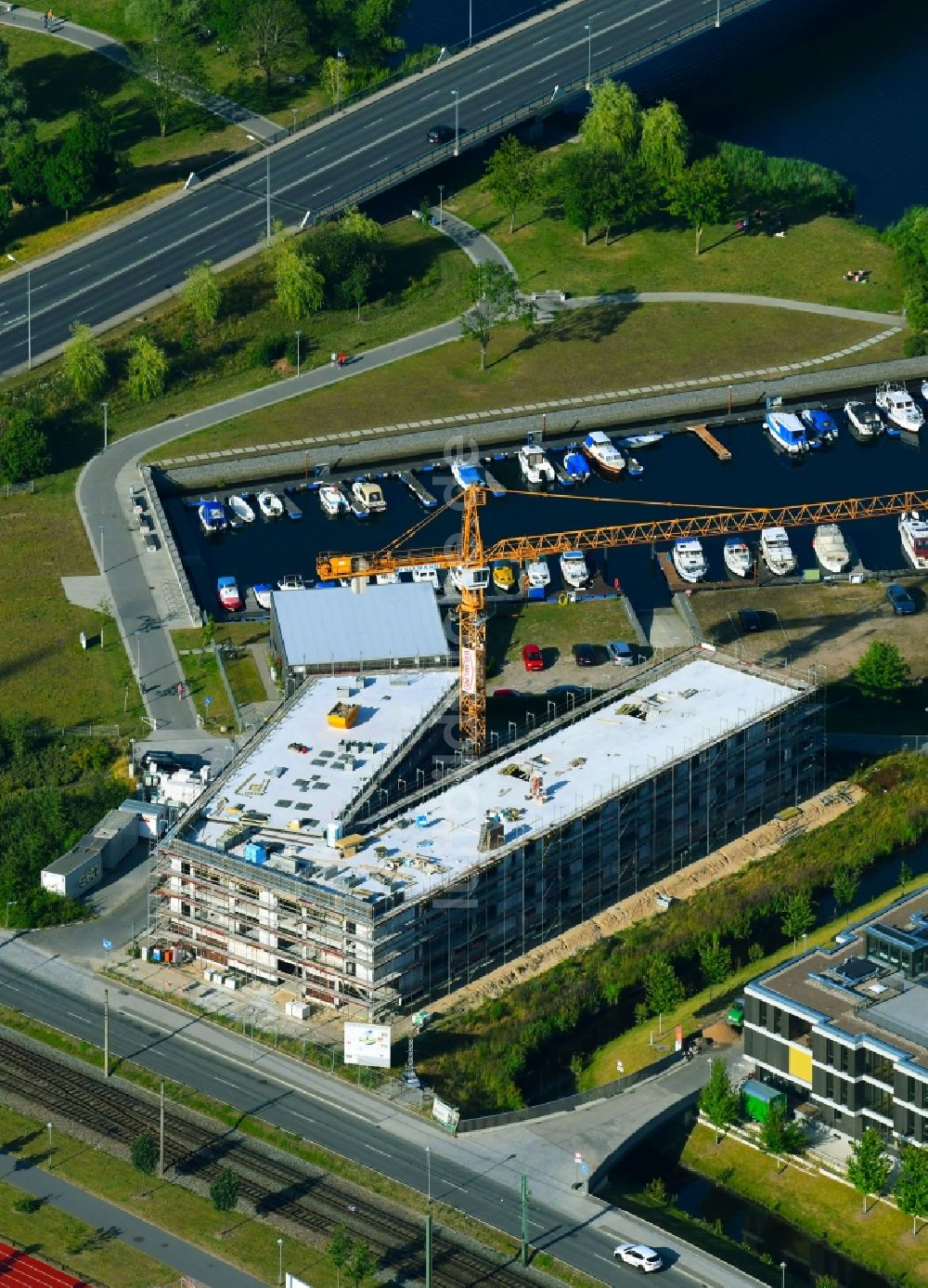 Rostock von oben - Baustelle zum Neubau einer Mehrfamilienhaus-Wohnanlage PIER48 in Rostock im Bundesland Mecklenburg-Vorpommern, Deutschland