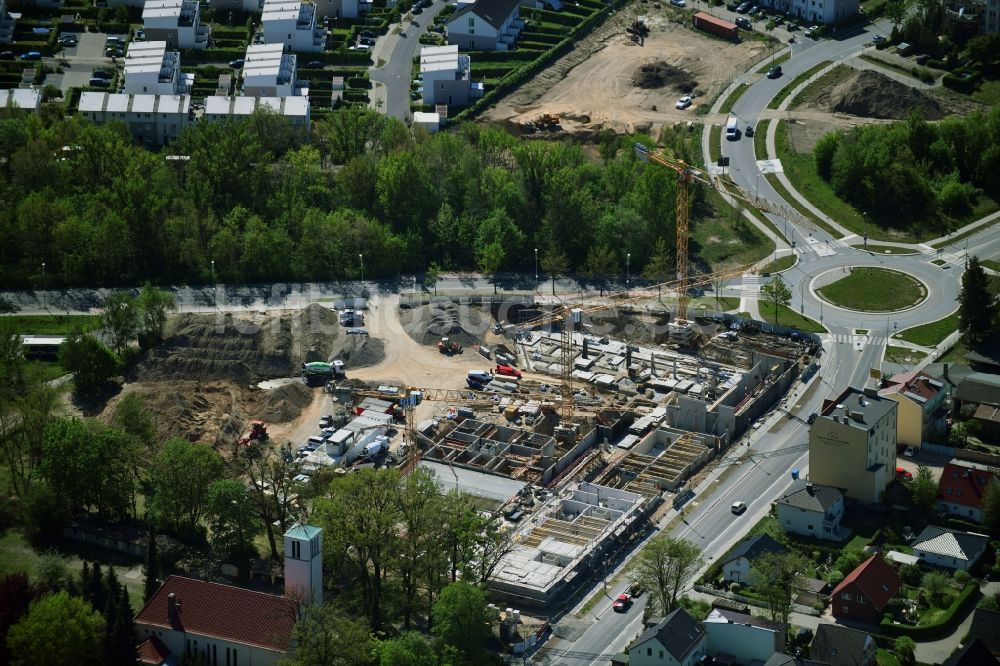 Luftaufnahme Teltow - Baustelle zum Neubau einer Mehrfamilienhaus-Wohnanlage Quartier am Kirchplatz in Teltow im Bundesland Brandenburg, Deutschland