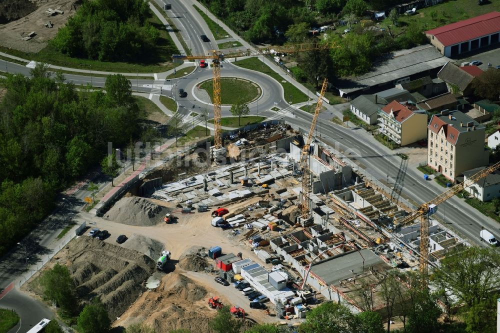 Teltow von oben - Baustelle zum Neubau einer Mehrfamilienhaus-Wohnanlage Quartier am Kirchplatz in Teltow im Bundesland Brandenburg, Deutschland