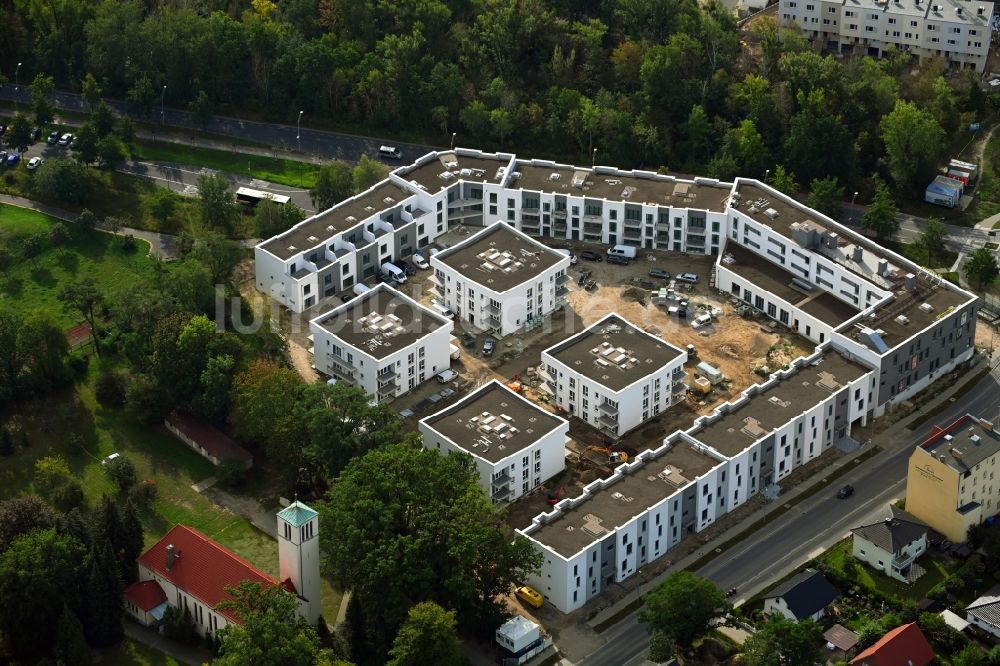 Luftaufnahme Teltow - Baustelle zum Neubau einer Mehrfamilienhaus-Wohnanlage Quartier am Kirchplatz in Teltow im Bundesland Brandenburg, Deutschland