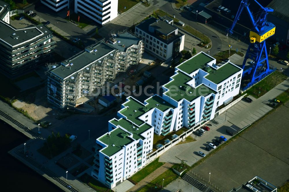 Rostock aus der Vogelperspektive: Baustelle zum Neubau einer Mehrfamilienhaus-Wohnanlage in Rostock im Bundesland Mecklenburg-Vorpommern, Deutschland