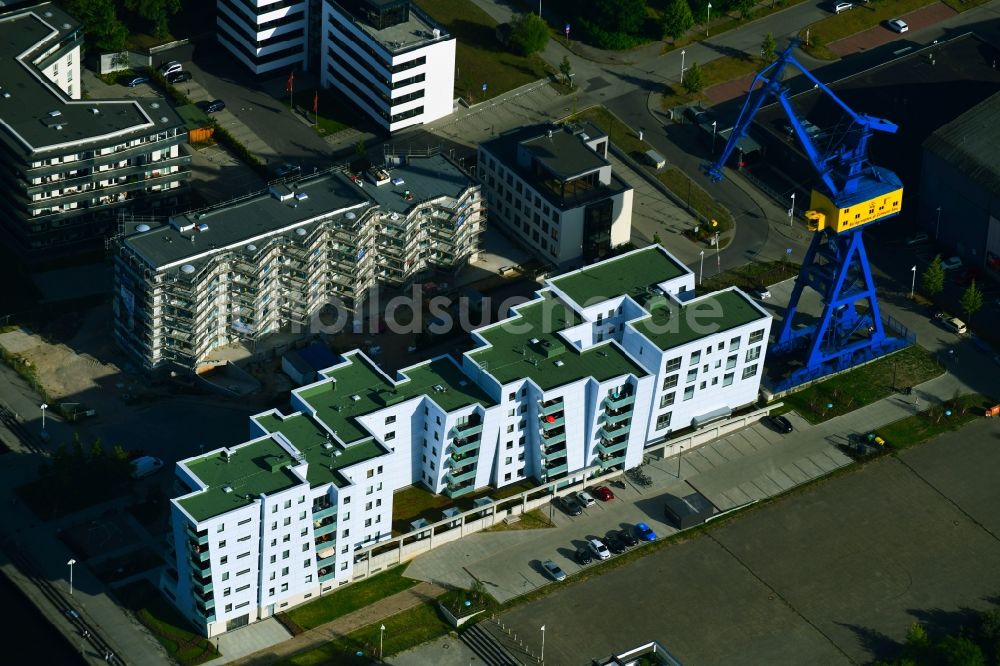 Luftaufnahme Rostock - Baustelle zum Neubau einer Mehrfamilienhaus-Wohnanlage in Rostock im Bundesland Mecklenburg-Vorpommern, Deutschland