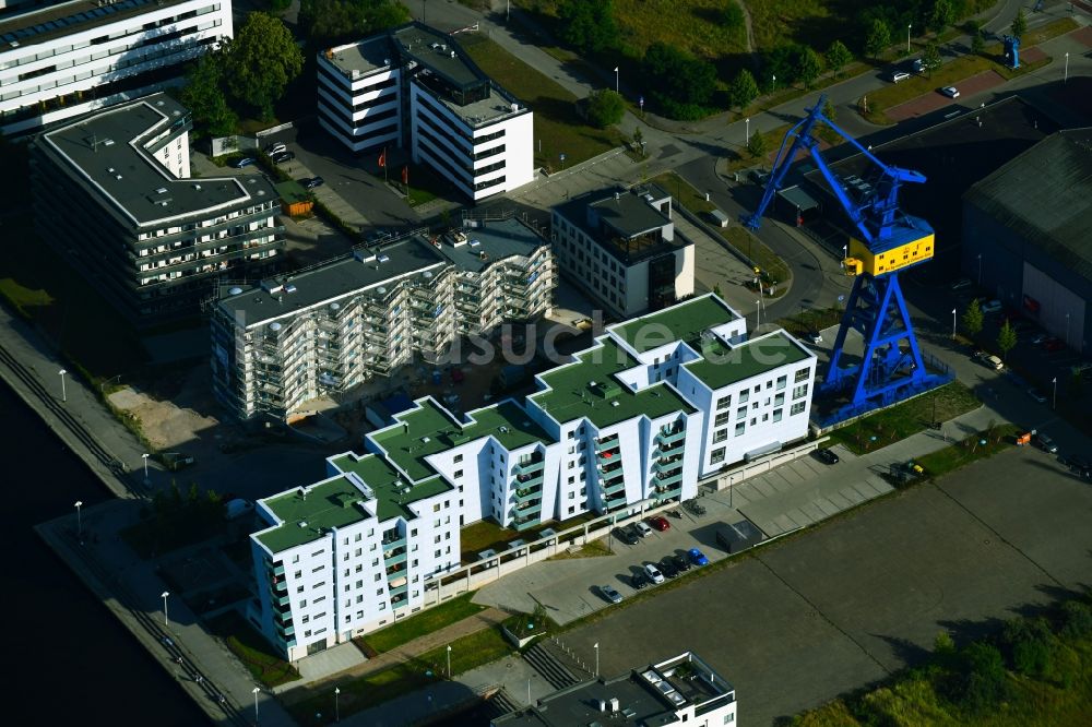Rostock von oben - Baustelle zum Neubau einer Mehrfamilienhaus-Wohnanlage in Rostock im Bundesland Mecklenburg-Vorpommern, Deutschland