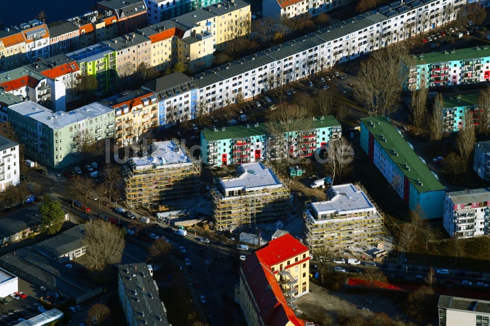 Luftbild Berlin - Baustelle zum Neubau einer Mehrfamilienhaus-Wohnanlage Rudower Straße Ecke Köllnische Straße im Ortsteil Schöneweide in Berlin, Deutschland