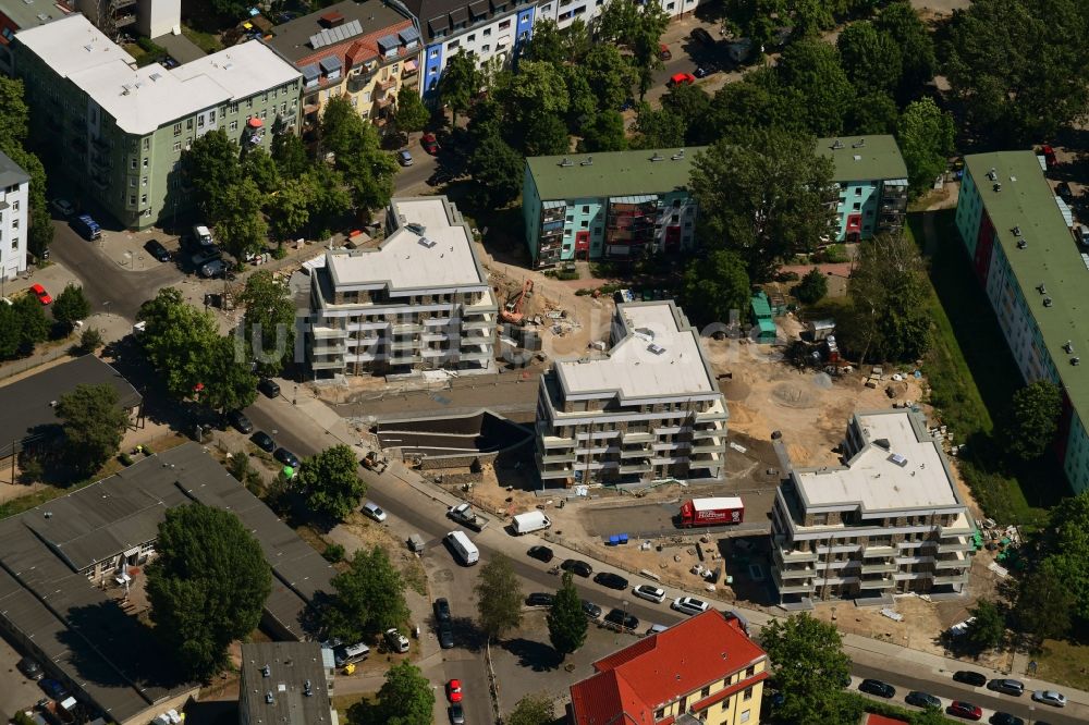 Luftaufnahme Berlin - Baustelle zum Neubau einer Mehrfamilienhaus-Wohnanlage Rudower Straße Ecke Köllnische Straße im Ortsteil Schöneweide in Berlin, Deutschland