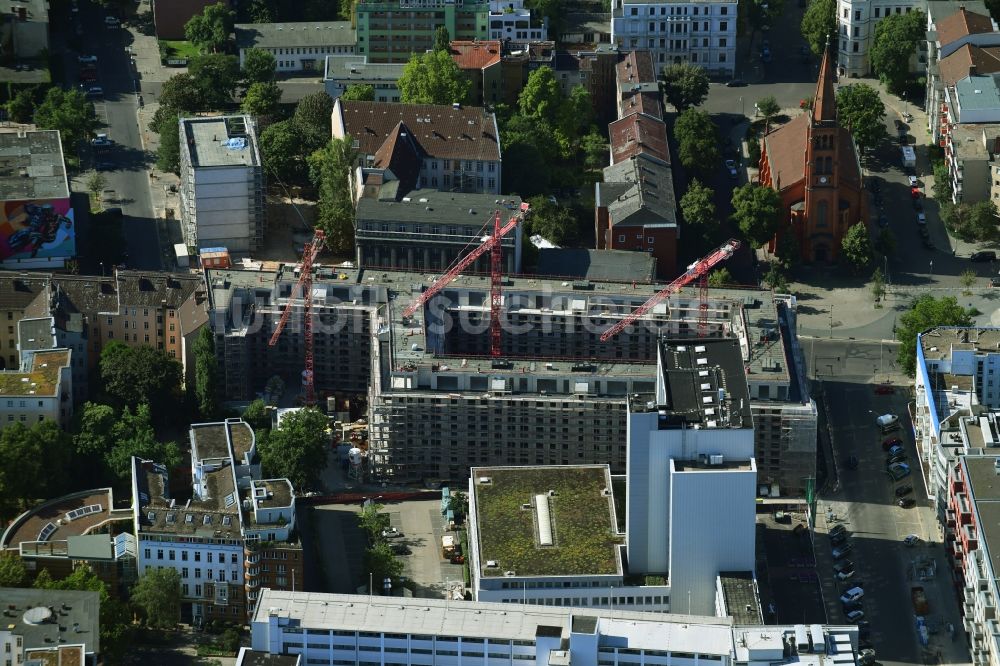 Berlin von oben - Baustelle zum Neubau einer Mehrfamilienhaus-Wohnanlage SCHOENEGARTEN in Berlin, Deutschland