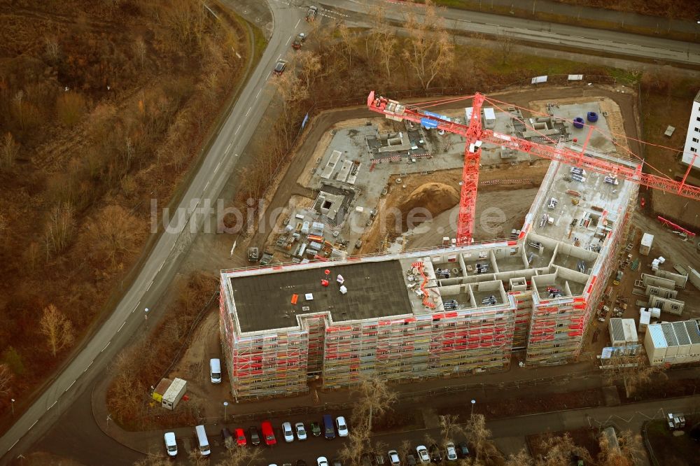 Luftbild Berlin - Baustelle zum Neubau einer Mehrfamilienhaus-Wohnanlage an der Seehausener Straße Ecke Pablo-Picasso-Straße in Berlin, Deutschland