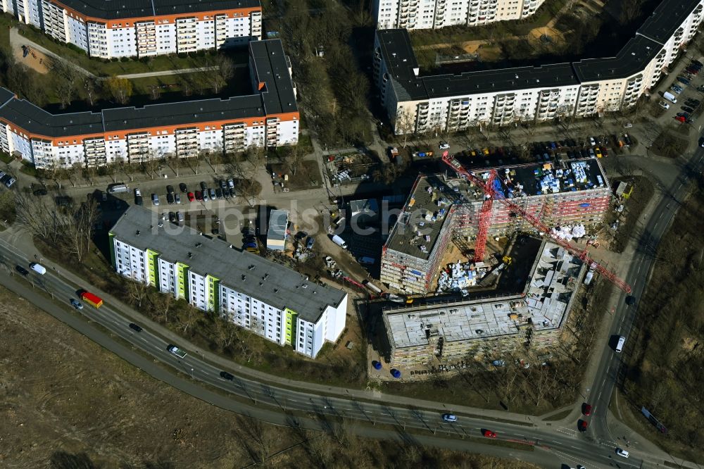 Berlin von oben - Baustelle zum Neubau einer Mehrfamilienhaus-Wohnanlage an der Seehausener Straße Ecke Pablo-Picasso-Straße in Berlin, Deutschland