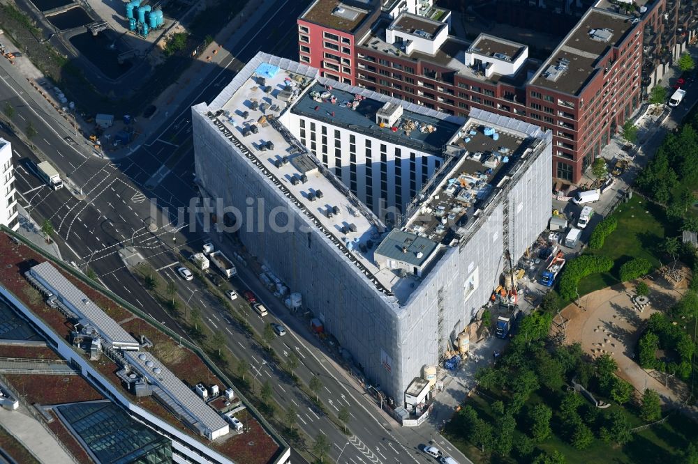 Hamburg von oben - Baustelle zum Neubau einer Mehrfamilienhaus-Wohnanlage Shanghaiallee Ecke Überseeallee in Hamburg, Deutschland