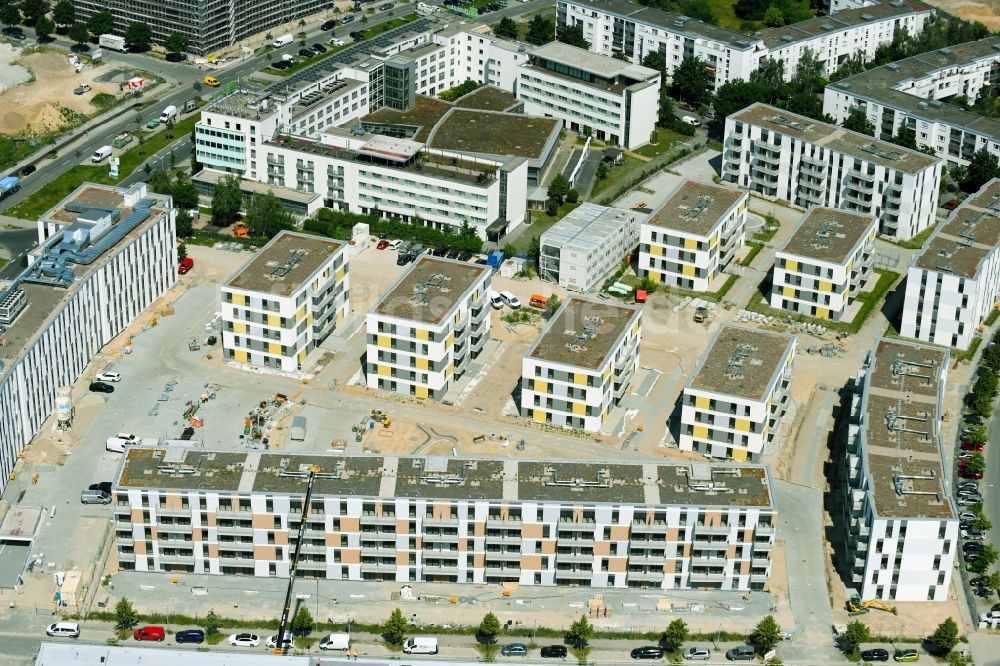 Schönefeld von oben - Baustelle zum Neubau einer Mehrfamilienhaus-Wohnanlage Sonnenhöfe in Schönefeld im Bundesland Brandenburg, Deutschland