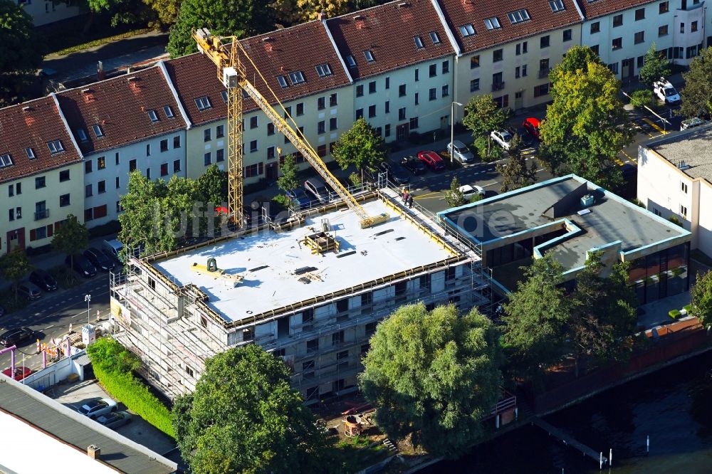 Luftaufnahme Berlin - Baustelle zum Neubau einer Mehrfamilienhaus-Wohnanlage SPREEblau Berlin-Schöneweide an der Schnellerstraße in Berlin, Deutschland