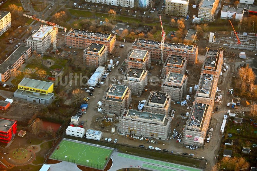 Luftbild Berlin - Baustelle zum Neubau einer Mehrfamilienhaus-Wohnanlage Stadtgut im Ortsteil Hellersdorf in Berlin, Deutschland