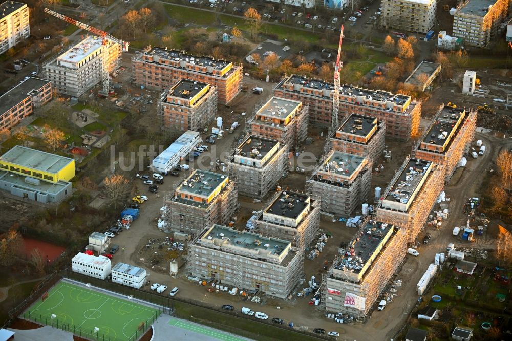 Luftaufnahme Berlin - Baustelle zum Neubau einer Mehrfamilienhaus-Wohnanlage Stadtgut im Ortsteil Hellersdorf in Berlin, Deutschland