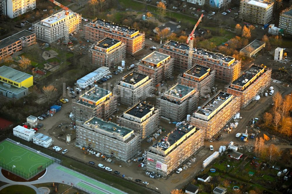 Berlin von oben - Baustelle zum Neubau einer Mehrfamilienhaus-Wohnanlage Stadtgut im Ortsteil Hellersdorf in Berlin, Deutschland