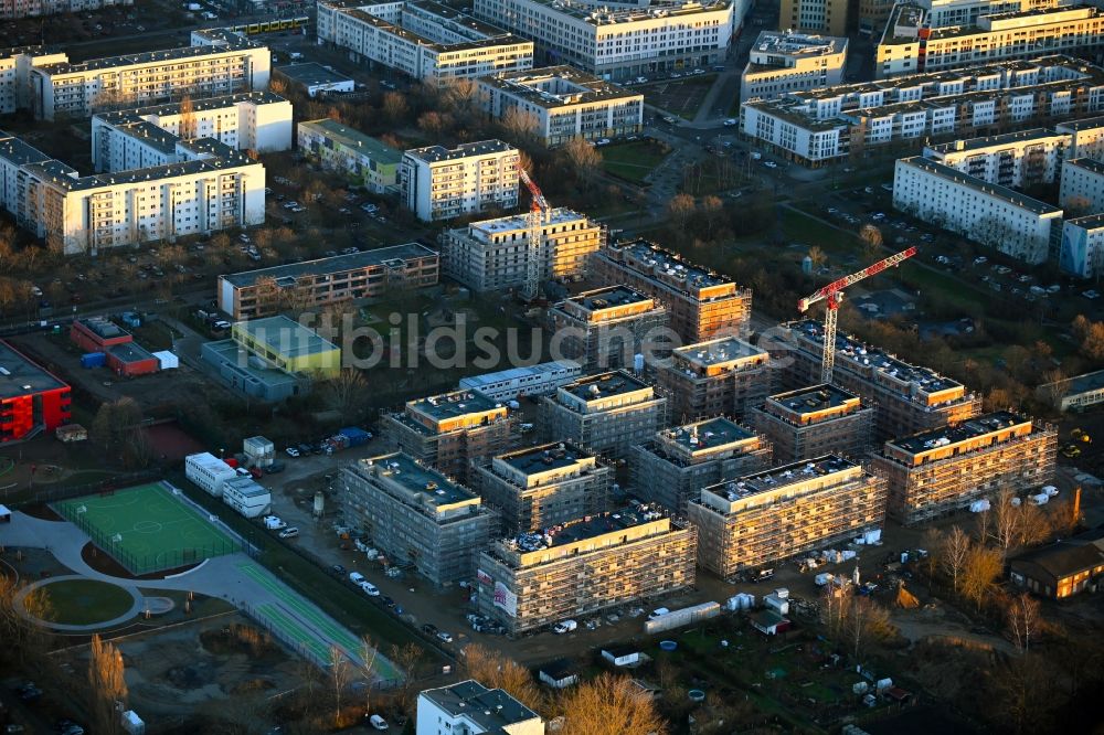 Berlin aus der Vogelperspektive: Baustelle zum Neubau einer Mehrfamilienhaus-Wohnanlage Stadtgut im Ortsteil Hellersdorf in Berlin, Deutschland
