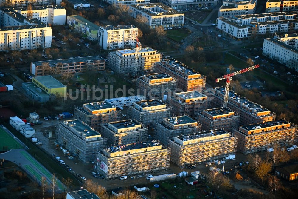 Luftbild Berlin - Baustelle zum Neubau einer Mehrfamilienhaus-Wohnanlage Stadtgut im Ortsteil Hellersdorf in Berlin, Deutschland