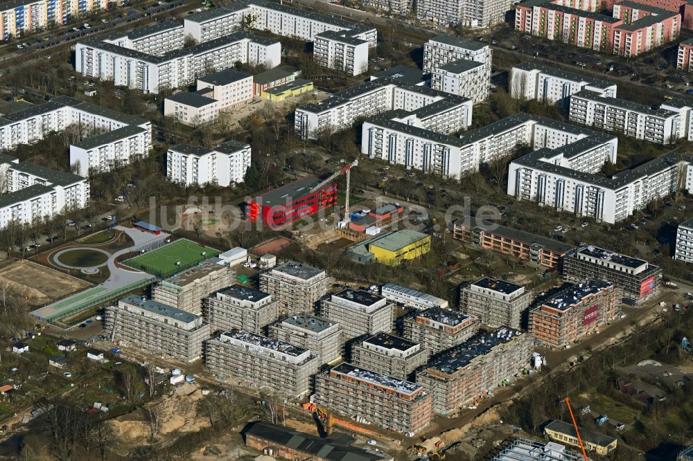 Berlin aus der Vogelperspektive: Baustelle zum Neubau einer Mehrfamilienhaus-Wohnanlage Stadtgut im Ortsteil Hellersdorf in Berlin, Deutschland