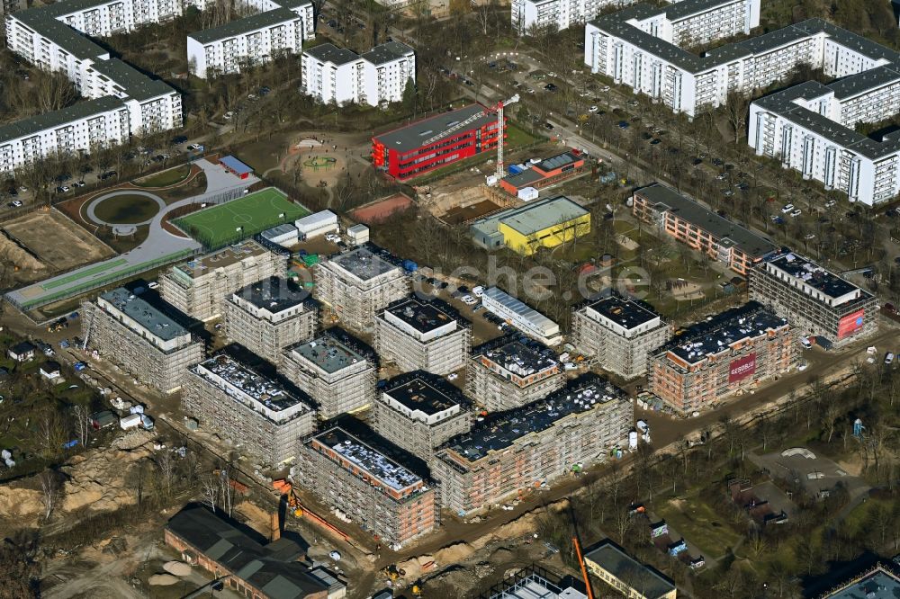 Berlin von oben - Baustelle zum Neubau einer Mehrfamilienhaus-Wohnanlage Stadtgut im Ortsteil Hellersdorf in Berlin, Deutschland