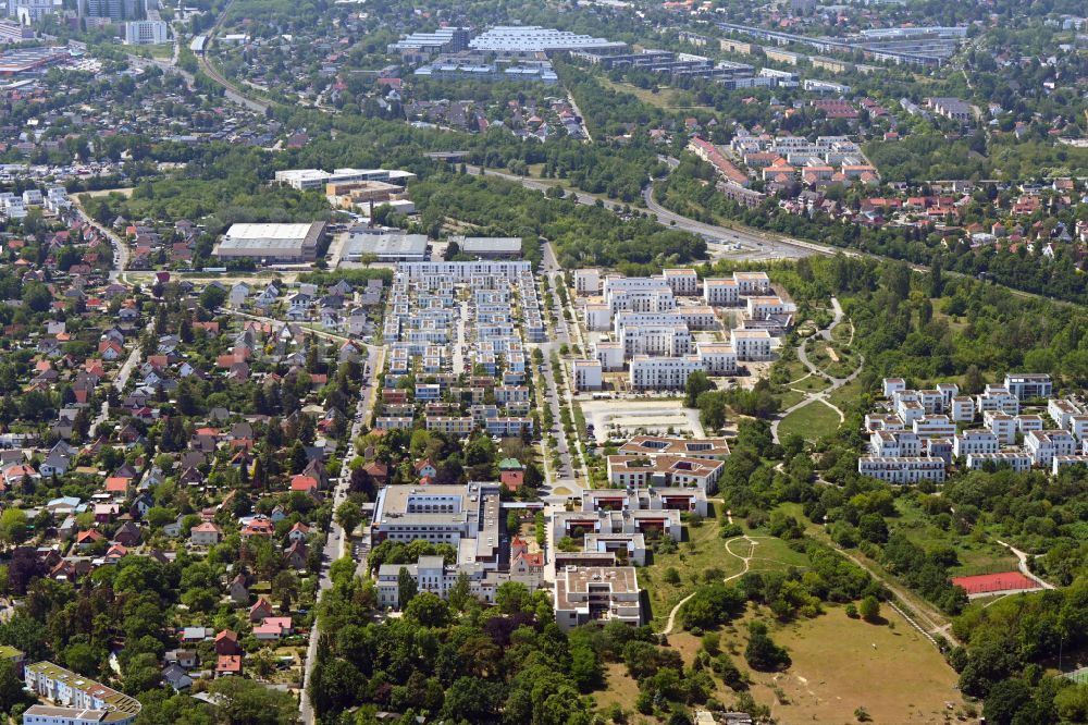Luftaufnahme Berlin - Baustelle zum Neubau einer Mehrfamilienhaus-Wohnanlage am Sternblütenweg im Ortsteil Bohnsdorf in Berlin, Deutschland