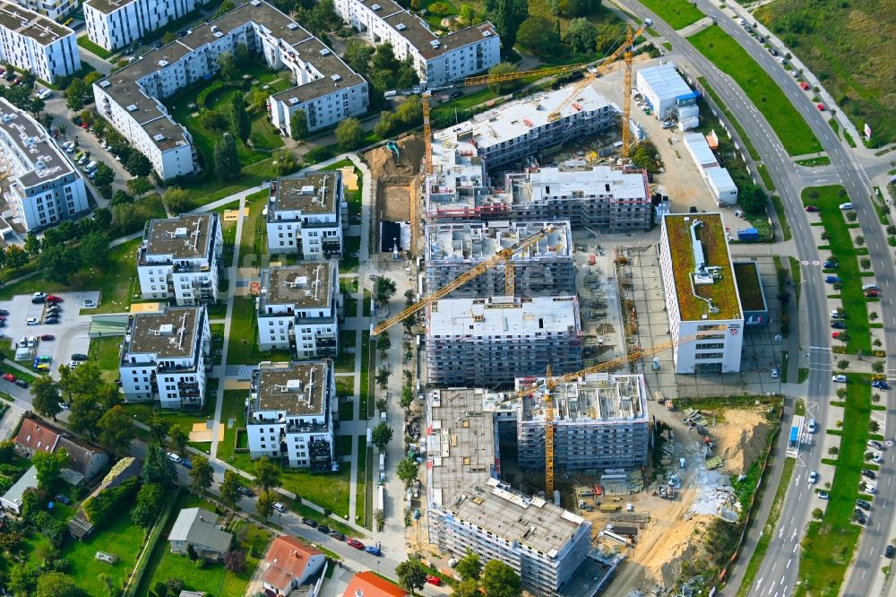 Luftaufnahme Schönefeld - Baustelle zum Neubau einer Mehrfamilienhaus-Wohnanlage der STRABAG SE in Schönefeld im Bundesland Brandenburg, Deutschland