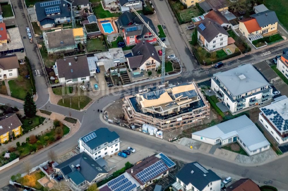 Luftbild Rust - Baustelle zum Neubau einer Mehrfamilienhaus-Wohnanlage Tulpenweg Ecke Franz-Sales-Straße in Rust im Bundesland Baden-Württemberg, Deutschland