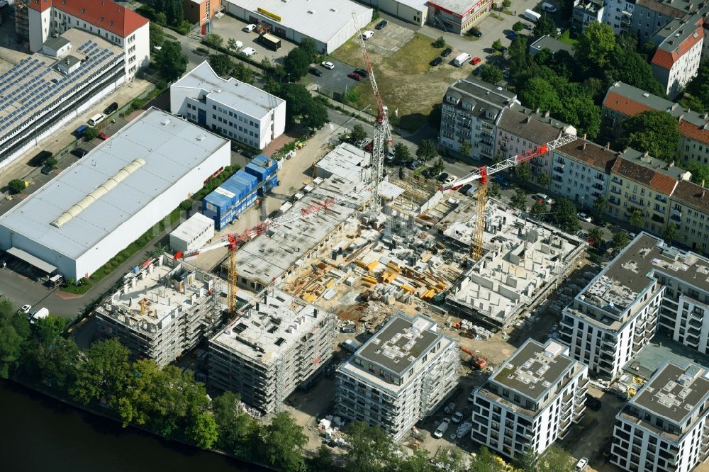 Luftaufnahme Berlin - Baustelle zum Neubau einer Mehrfamilienhaus-Wohnanlage am Ufer des Flußverlaufes der Spree in Berlin