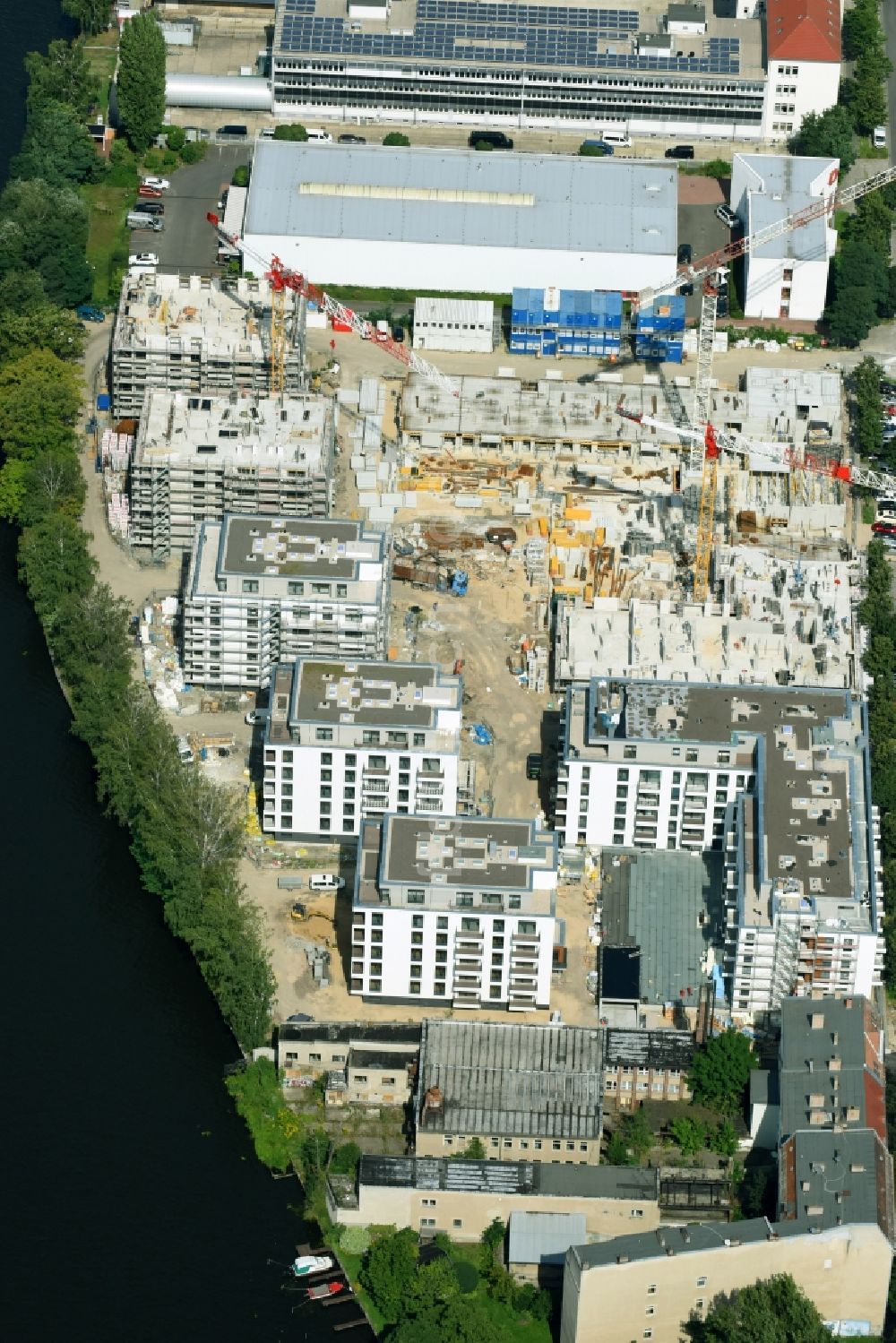 Luftaufnahme Berlin - Baustelle zum Neubau einer Mehrfamilienhaus-Wohnanlage am Ufer des Flußverlaufes der Spree in Berlin