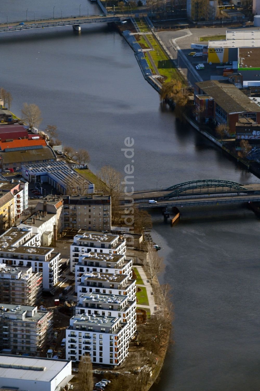 Berlin von oben - Baustelle zum Neubau einer Mehrfamilienhaus-Wohnanlage am Ufer des Flußverlaufes der Spree in Berlin