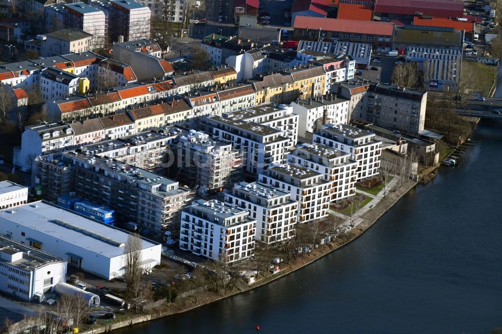 Berlin aus der Vogelperspektive: Baustelle zum Neubau einer Mehrfamilienhaus-Wohnanlage am Ufer des Flußverlaufes der Spree in Berlin