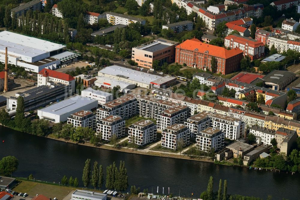 Berlin von oben - Baustelle zum Neubau einer Mehrfamilienhaus-Wohnanlage am Ufer des Flußverlaufes der Spree in Berlin