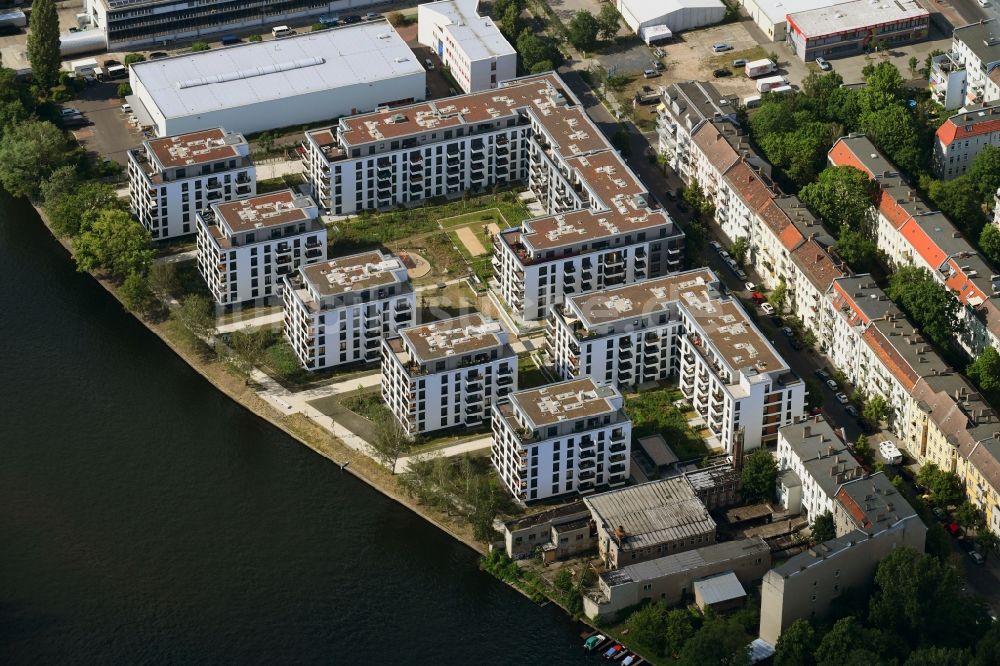 Luftbild Berlin - Baustelle zum Neubau einer Mehrfamilienhaus-Wohnanlage am Ufer des Flußverlaufes der Spree in Berlin