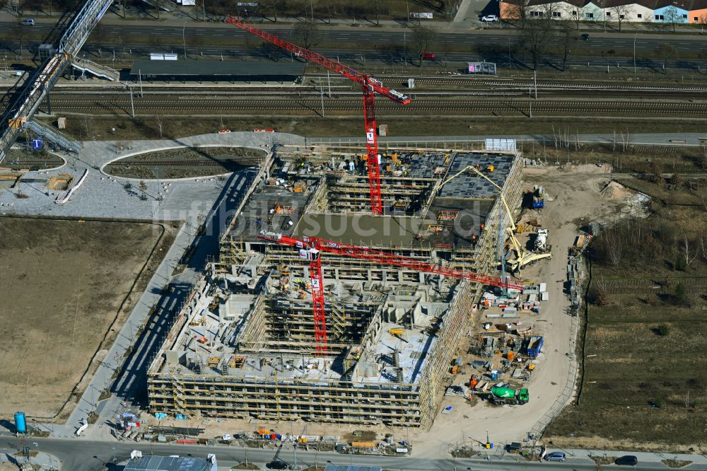 Luftaufnahme Berlin - Baustelle zum Neubau einer Mehrfamilienhaus-Wohnanlage an der Wagner-Régeny-Allee in Berlin, Deutschland