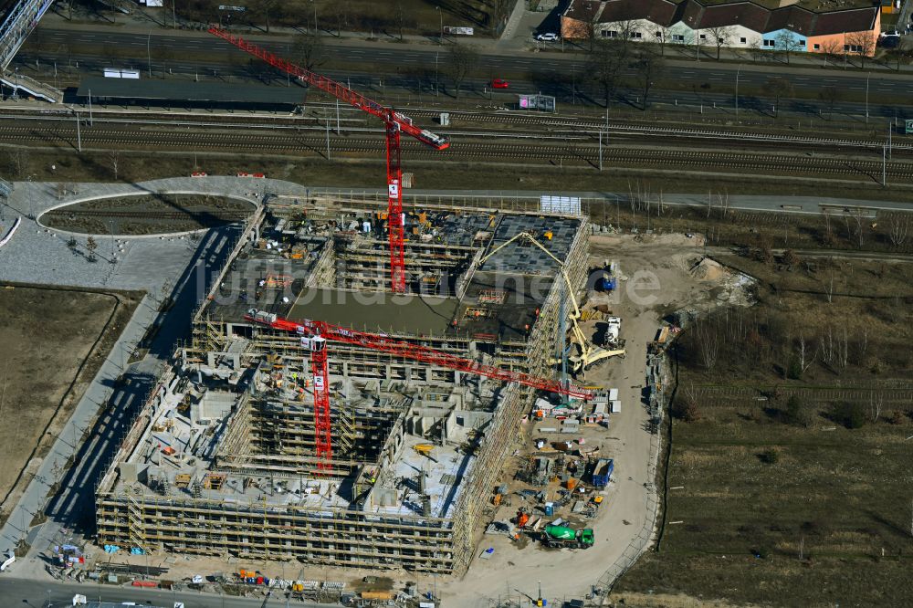 Berlin von oben - Baustelle zum Neubau einer Mehrfamilienhaus-Wohnanlage an der Wagner-Régeny-Allee in Berlin, Deutschland