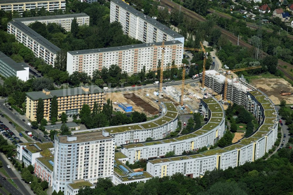 Luftbild Berlin - Baustelle zum Neubau einer Mehrfamilienhaus-Wohnanlage im Wohngebiet Gensinger Viertel an der Gensinger Straße im Bezirk Lichtenberg in Berlin