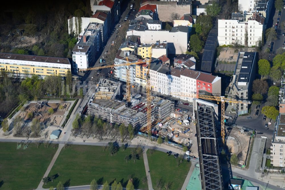 Berlin von oben - Baustelle zum Neubau einer Mehrfamilienhaus-Wohnanlage WOHNPANORAMA im Ortsteil Berlin-Kreuzberg in Berlin, Deutschland