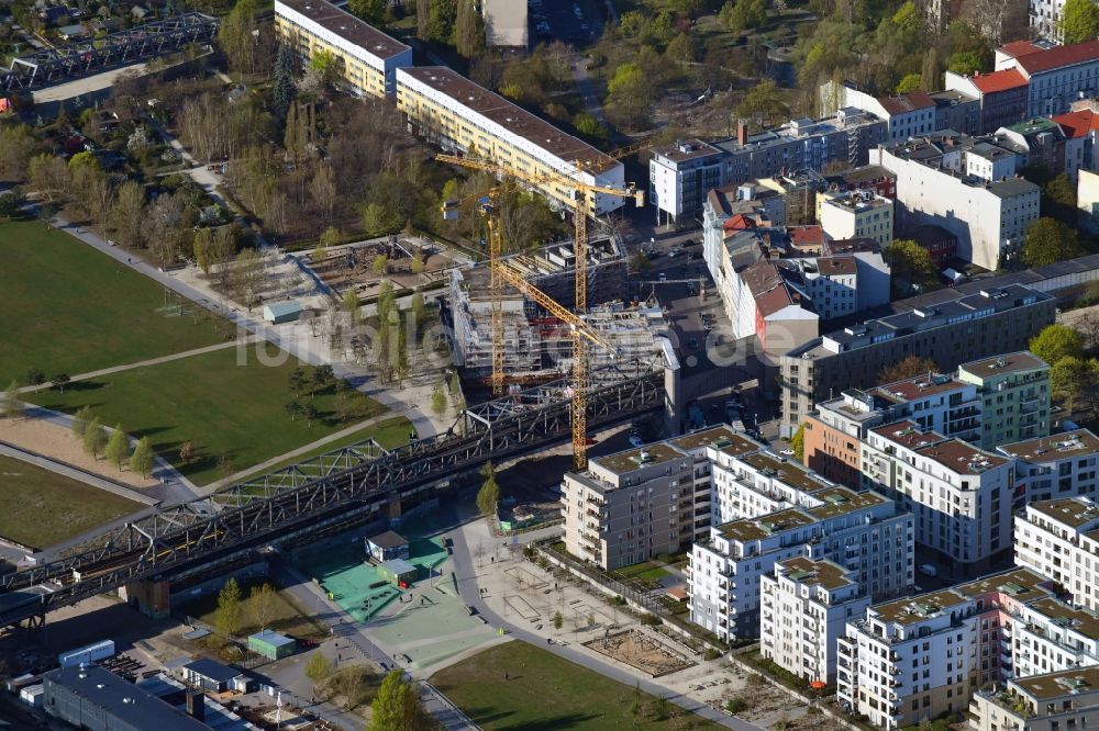 Luftbild Berlin - Baustelle zum Neubau einer Mehrfamilienhaus-Wohnanlage WOHNPANORAMA im Ortsteil Berlin-Kreuzberg in Berlin, Deutschland
